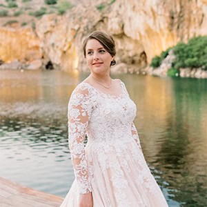 Ρομαντικός καλοκαιρινός γάμος στην Αθήνα με ολόλευκα τριαντάφυλλα | Μαρίλυα & Cyril