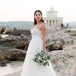 Ρομαντικός καλοκαιρινός γάμος στην Κεφαλονιά με υπέροχα λευκά λουλούδια και ρουστίκ πινελιές │ Mata & Αχιλλέας