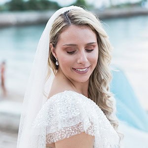 Ρομαντικός καλοκαιρινός γάμος στην Πάτρα με λευκά λουλούδια  | Ελένη & Πάνος