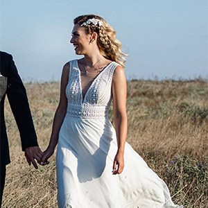 Ρομαντικός καλοκαιρινός γάμος στη Θεσσαλονίκη με κόκκινα λουλούδια | Ζωή & Μιχάλης