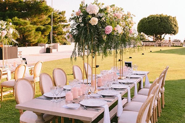 Ψηλά centerpieces που θα απογειώσουν τον στολισμό των τραπεζιών της δεξίωσης του γάμου σας