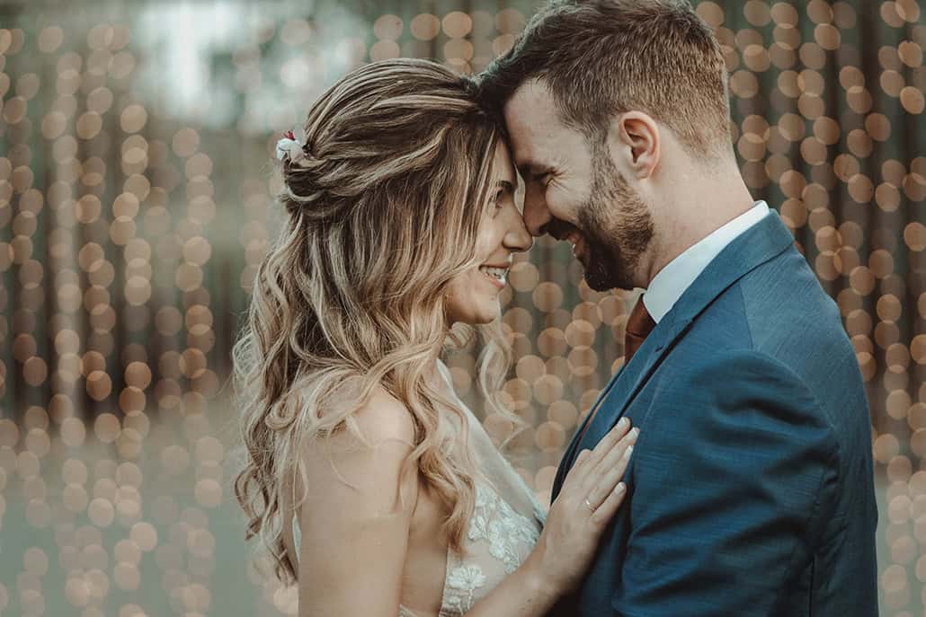 Καλοκαιρινός γάμος στο Κτήμα Cataleya με ρομαντικά στιγμιότυπα