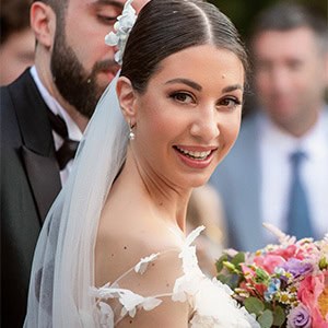 Καλοκαιρινός γάμος με πολύχρωμα λουλούδια στο Μουσείο Οίνου | Νότα & Κωνσταντίνος