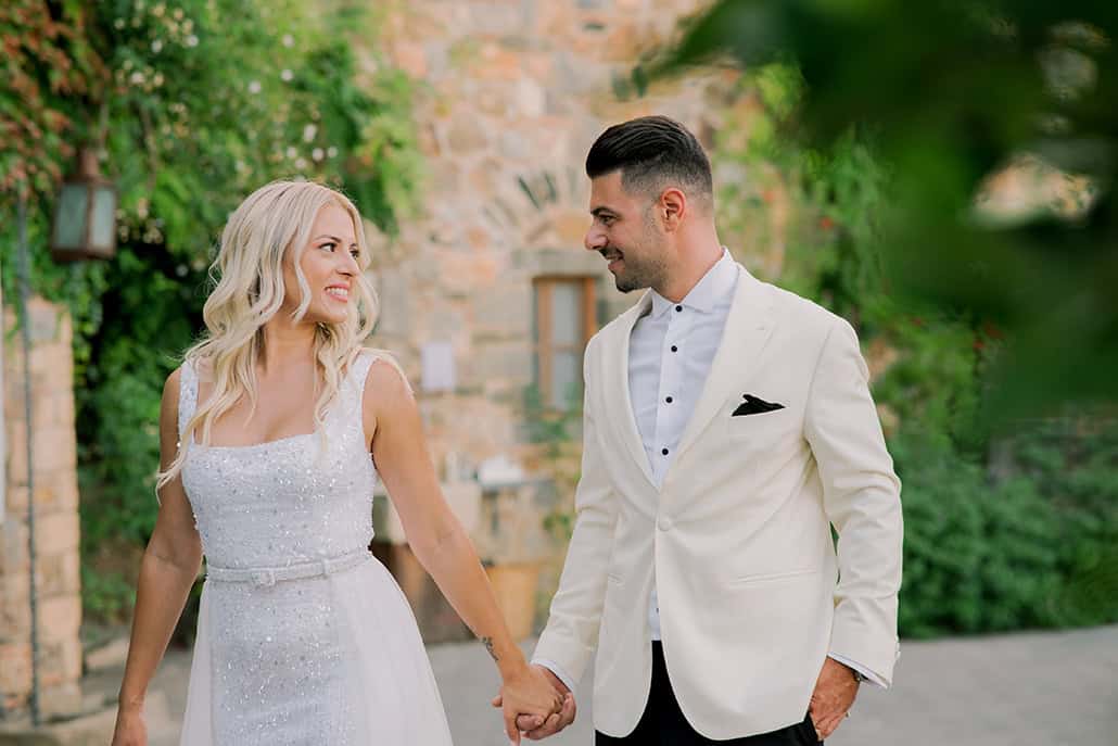 Kαλοκαιρινός γάμος στην Κόρινθο με ρομαντικές λεπτομέρειες | Λίνα & Βλάσης