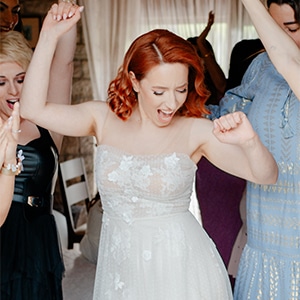 Kαλοκαιρινός γάμος στη Ναύπακτο με λευκές παιώνιες και λυσίανθο │ Χαρά & Γιάννης