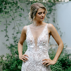 Καλοκαιρινός γάμος δίπλα στη θάλασσα με πολύχρωμα λουλούδια και rustic chic διακόσμηση | Μαριλένα & Στέλιος