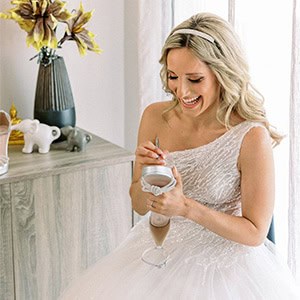 Καλοκαιρινός γάμος στην Πάτρα με λευκά λουλούδια |  Λία & Νικόλας