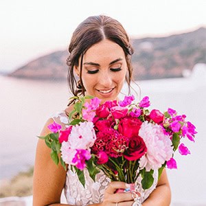 Καλοκαιρινός γάμος στη Σίφνο με άνθη βουκαμβίλιας σε φούξια αποχρώσεις │ Δήμητρα & Παναγιώτης