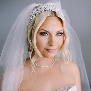 Utterly romantic γάμος στην Καλαμάτα με υπέροχο λευκό ανθοστολισμό και χρυσές λεπτομέρειες │ Jenna & Bardia