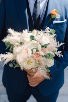 Μποεμ νυφική ανθοδέσμη με λευκές παιώνιες και pampas grass