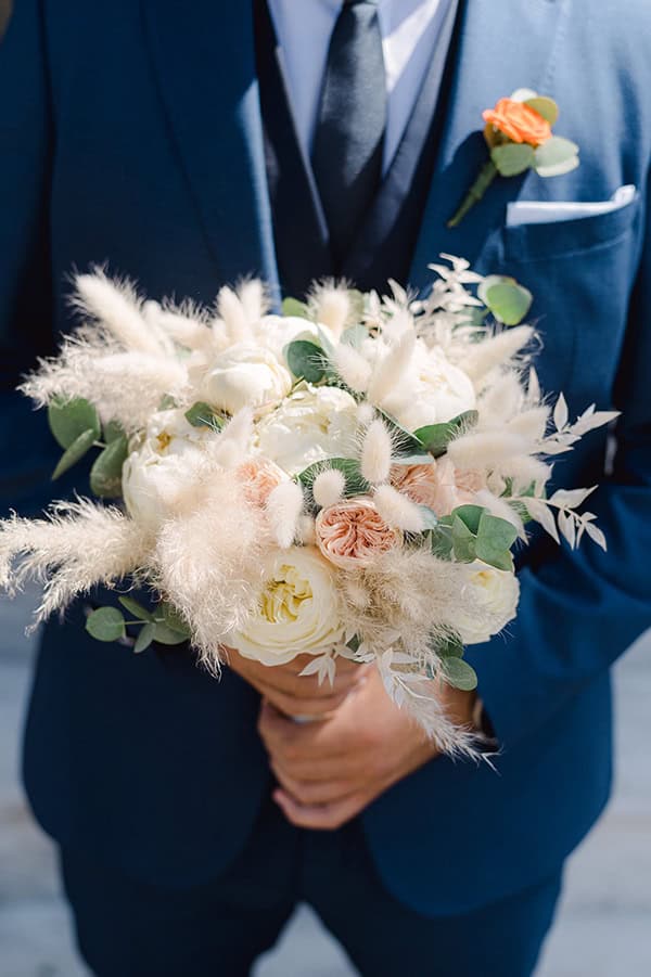 Μποεμ νυφική ανθοδέσμη με λευκές παιώνιες και pampas grass