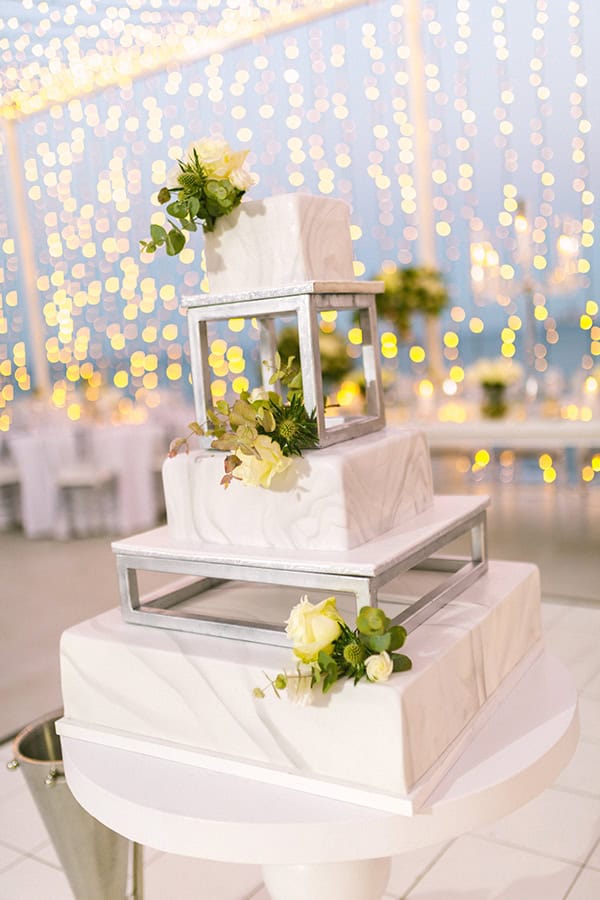 Τριώροφη τούρτα γάμου με τριαντάφυλλα και ευκάλυπτο