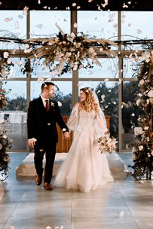 Ρομαντικός στολισμός γαμήλιας τελετής με μια εντυπωσιακή αψίδα λουλουδιών