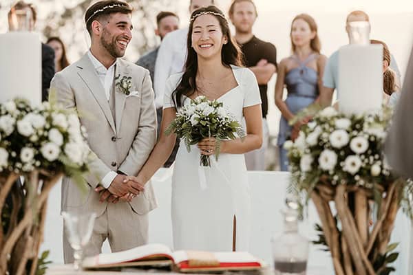 Στολισμός γαμήλιας τελετής με λευκό λυσίανθο