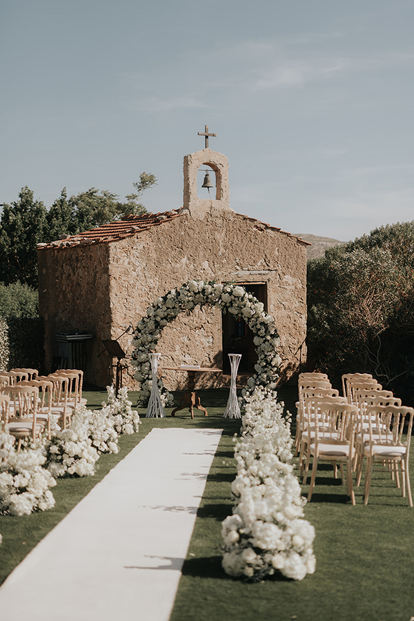 Στολισμός εισόδου εκκλησίας με ολόλευκα άνθη