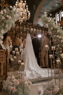 Υπέροχος στολισμός εκκλησίας με αψίδα από γυψοφίλη