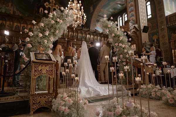 Υπέροχος στολισμός εκκλησίας με αψίδα από γυψοφίλη