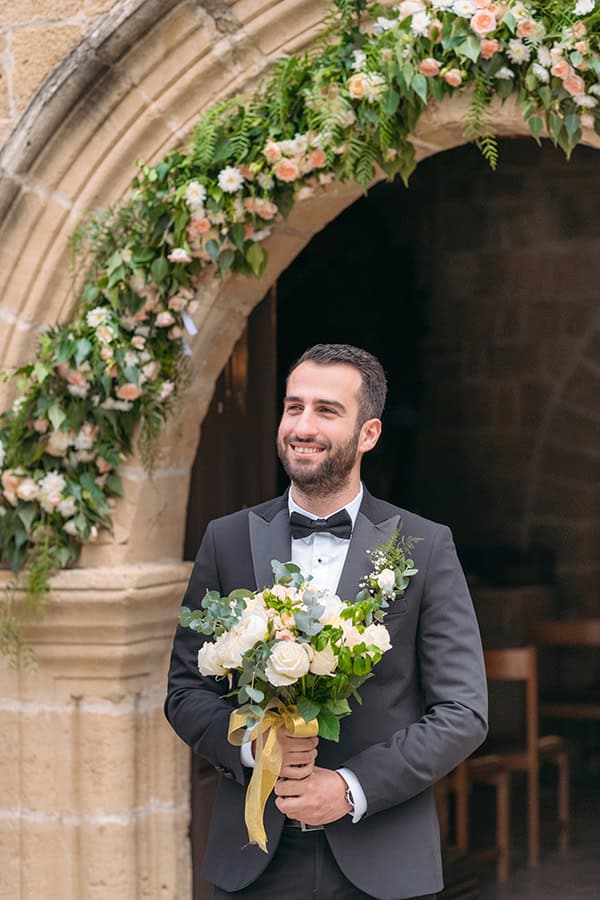 Lovely στολισμός εισόδου εκκλησίας με γιρλάντα από peach λουλούδια