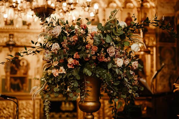 Όμορφος στολισμός εσωτερικού χώρου εκκλησίας σε peach αποχρώσεις