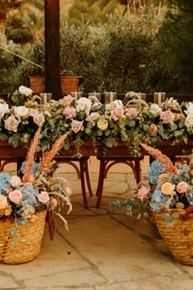 Ρομαντικός στολισμός γαμήλιου τραπεζιού με τριαντάφυλλα και ορτανσίες