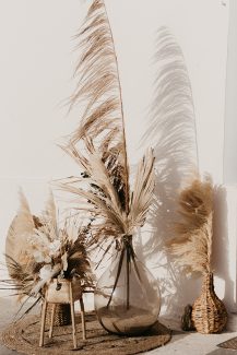 Boho διακόσμηση εξωτερικού χώρου εκκλησίας με ιβουαρ pampas grass