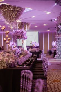 Elegant στολισμός τραπεζιών δεξίωσης σε απαλές ροζ αποχρώσεις