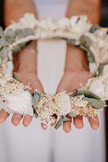 ‘Ομορφος στεφάνι μαλλιών από λευκά τριαντάφυλλα και ευκάλυπτο