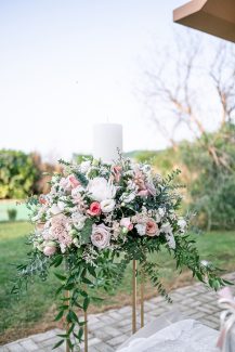 Ρομαντικός στολισμός λαμπάδας σε απαλές ροζ αποχρώσεις