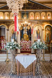 Λαμπάδες γάμου με λευκά τριαντάφυλλα και λυσίανθο Λαμπάδες γάμου με λευκά τριαντάφυλλα και λυσίανθο