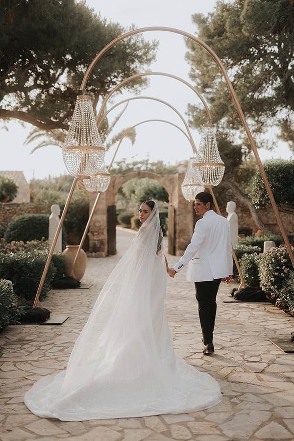 Elegant στολισμός δεξίωσης με χρυσούς πολυελάιους