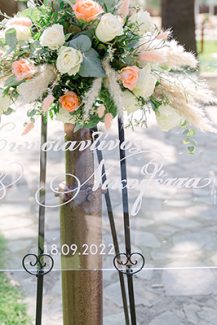 Simple-chic πίνακας καλοσωρίσματος με πορτοκαλί τριαντάφυλλα