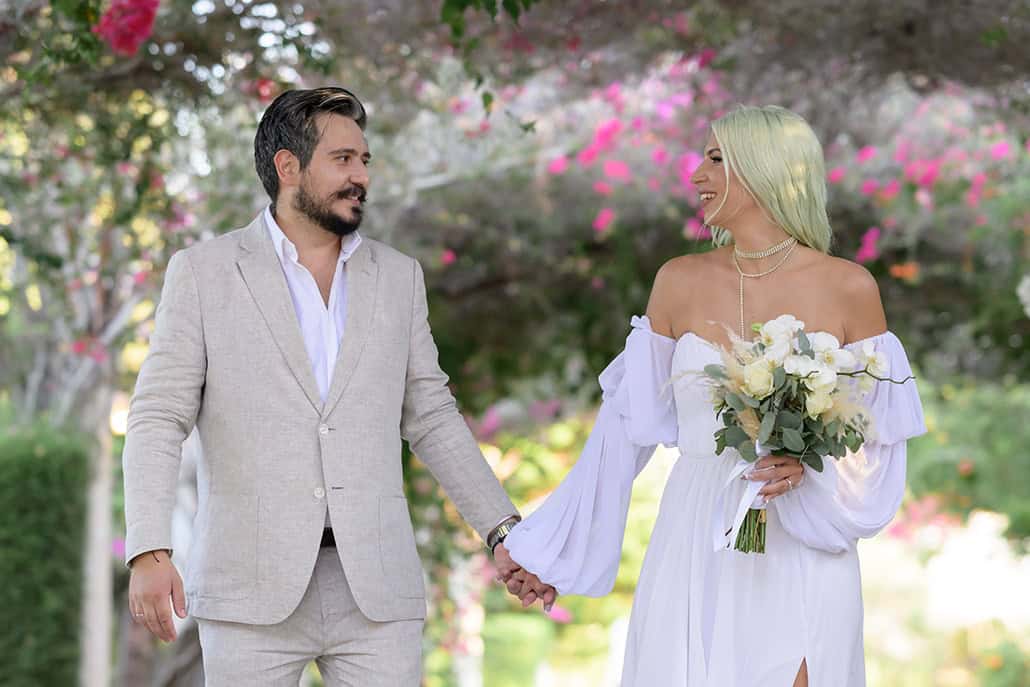 Boho καλοκαιρινός γάμος στον Πρωταρά με ρομαντικές λεπτομέρειες | Νάγια & Εύρος