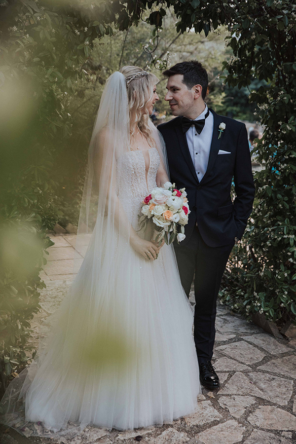 destination-wedding-athens-fuchsia-peach-roses_03