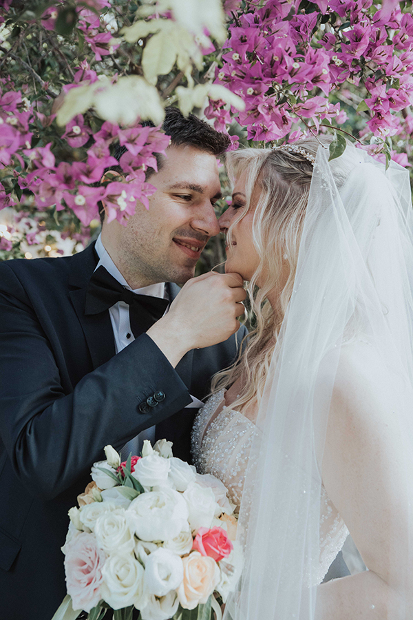 destination-wedding-athens-fuchsia-peach-roses_04