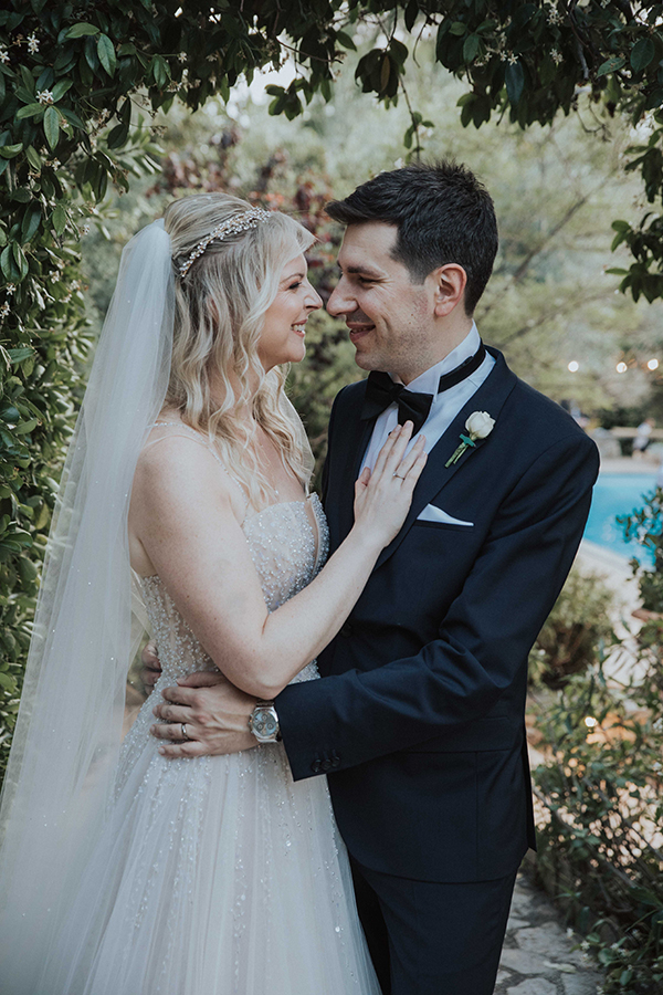 destination-wedding-athens-fuchsia-peach-roses_04x