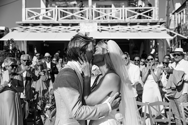 romantic-destination-wedding-naxos-pink-roses_01z