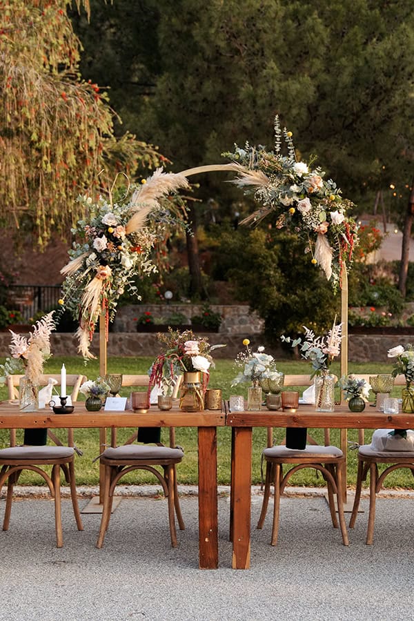 Boem στολισμός γαμήλιου τραπεζιού με ιβουαρ τριαντάφυλλα