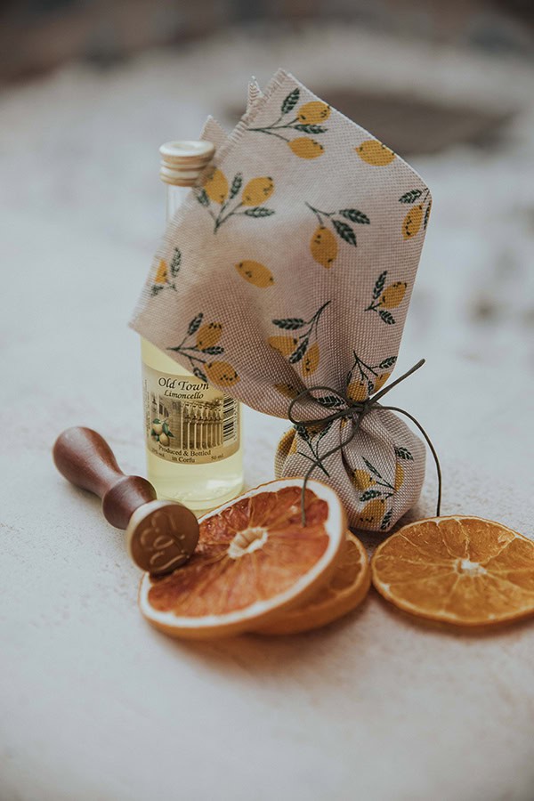 cheerful-summer-wedding-gytheio-orange-theme_01z