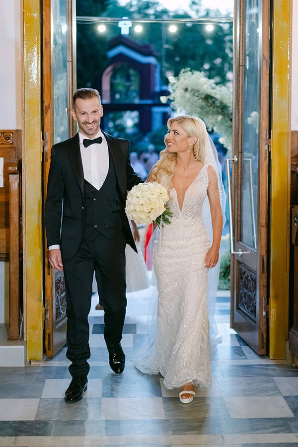 elegant-fall-wedding-patras-white-roses-baby-breath_24