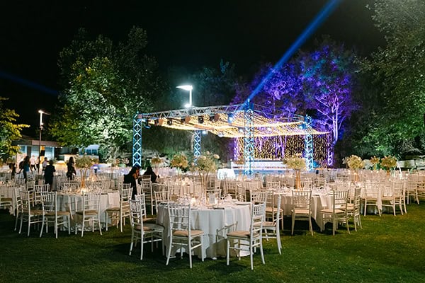 elegant-fall-wedding-patras-white-roses-baby-breath_28