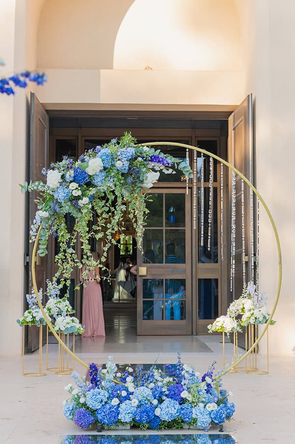 Υπέροχος στολισμός αψίδας γάμου με γαλάζιες και μπλε ορτανσίες