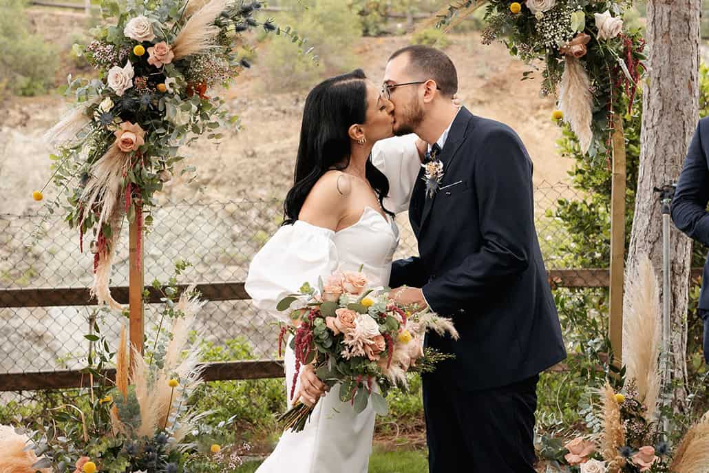 Υπέροχος ανοιξιάτικος γάμος στη Λευκωσία σε γήινες αποχρώσεις | Ελένη & Κωνσταντίνος