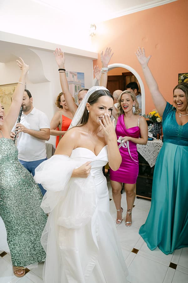 gorgeous-summer-wedding-patras-yellow-roses_10