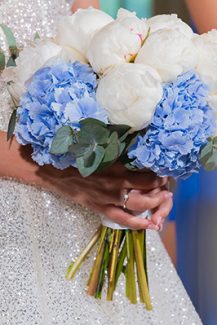 Όμορφο νυφικό μπουκέτο με λευκές παιώνιες και γαλάζιες ορτανσίες Όμορφο νυφικό μπουκέτο με λευκές παιώνιες και γαλάζιες ορτανσίες