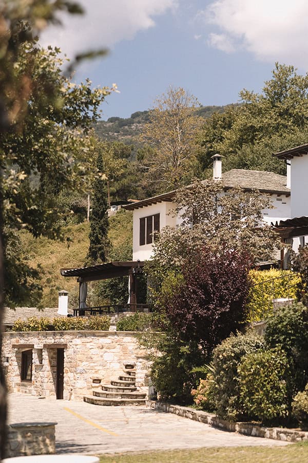 lovely-summer-wedding-pelion-peach-flowers_07