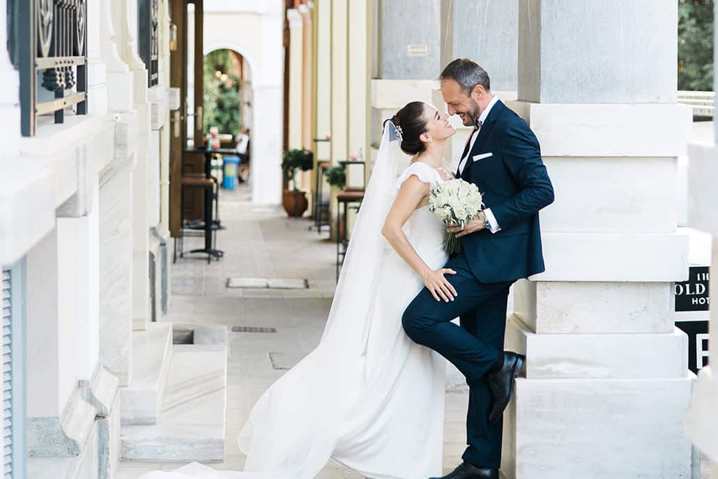 Minimal chic γάμος στην Πάτρα με λευκά τριαντάφυλλα | Κωνσταντίνα & Ανδρέας