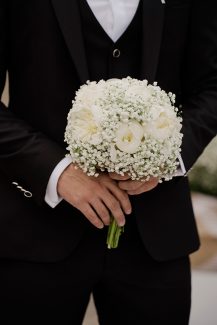 Ρομαντική νυφική ανθοδέσμη με λευκές παιώνιες και γυψοφύλλη Ρομαντική νυφική ανθοδέσμη με λευκές παιώνιες και γυψοφύλλη