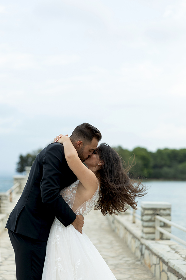 romantic-fall-wedding-agrinio-white-flowers_19