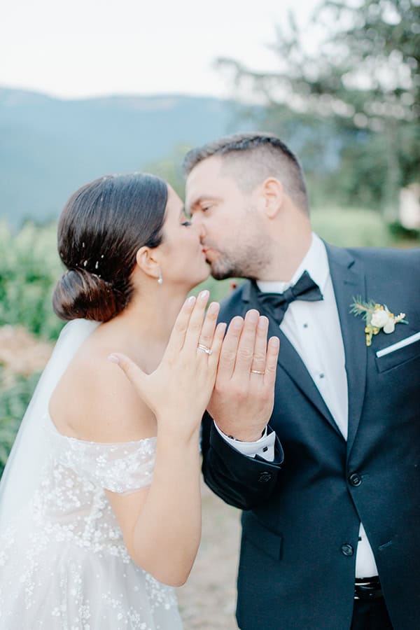 romantic-fall-wedding-karpenisi-white-lysianthus_05