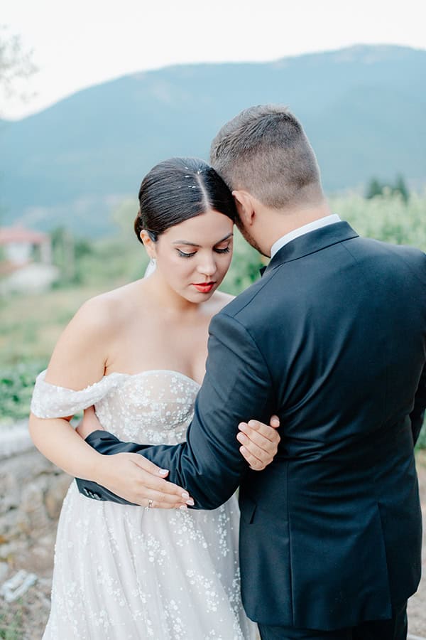 romantic-fall-wedding-karpenisi-white-lysianthus_06w